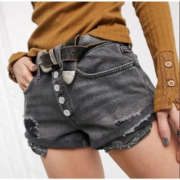 Free People We The Free Romeo Rolled Cut Off Short in Black Mambo Size 25 - Picture 1 of 13